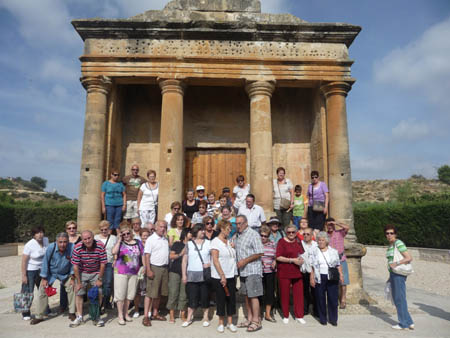 Turistas de Blesa en Fabara, en el mausoleo romano de Lucio Emilio Lupo (Foto Marisa Rubio)