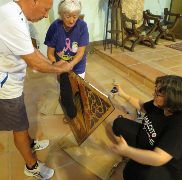 Colocando las últimas copias fotográficas de las pinturas góticas del retablo de la Santa Cruz (Blesa, Teruel).